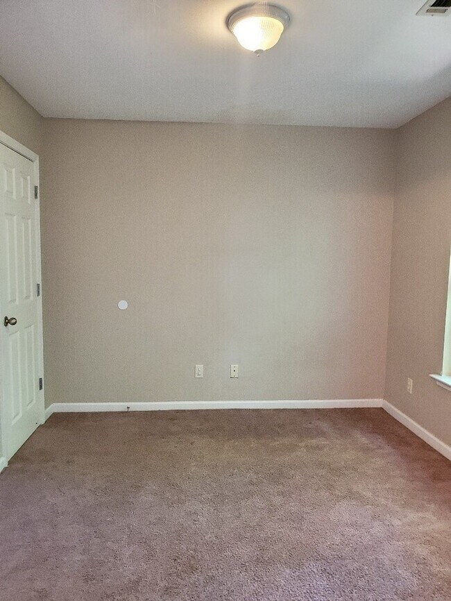 Building Photo - SPACIOUS 3 BEDROOM TOWNHOUSE FOR RENT IN GREENVILLE!