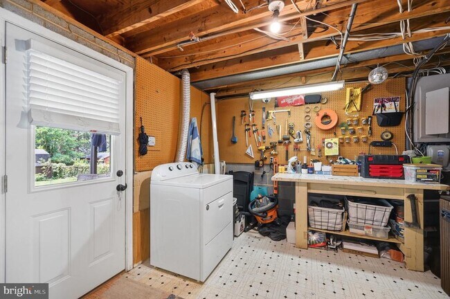 Building Photo - 6426 Carriage Dr