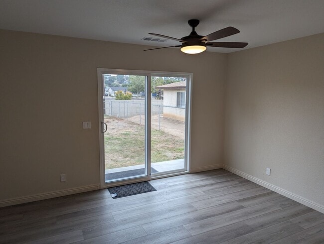 Building Photo - 3 bedroom/ 2 bath Newly Remodeled Home in ...