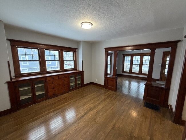 Building Photo - 807 S 10th St