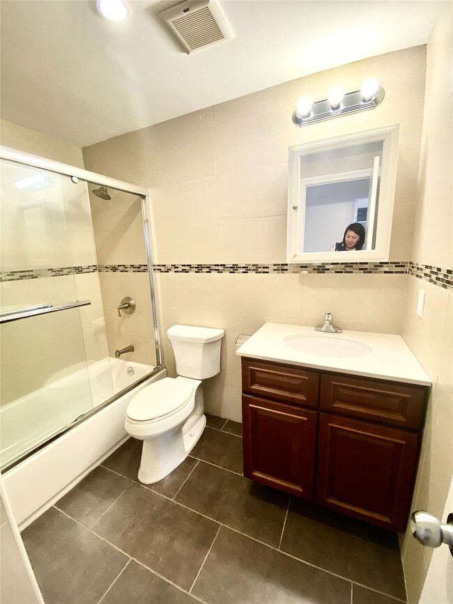 Building Photo - 329 Soundview Ln