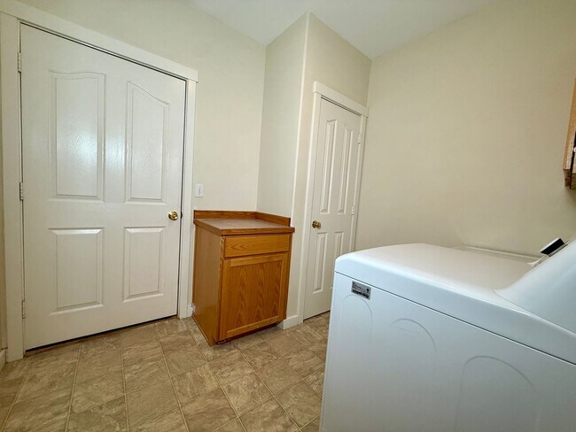 Building Photo - SCHEDULE A TOUR TO VIEW THIS VERY SPACIOUS HOME IN REDMOND!!