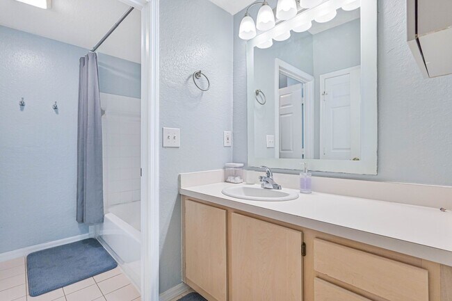 Building Photo - AVAILABLE January 2026 - 1/1 Condo - Acros...