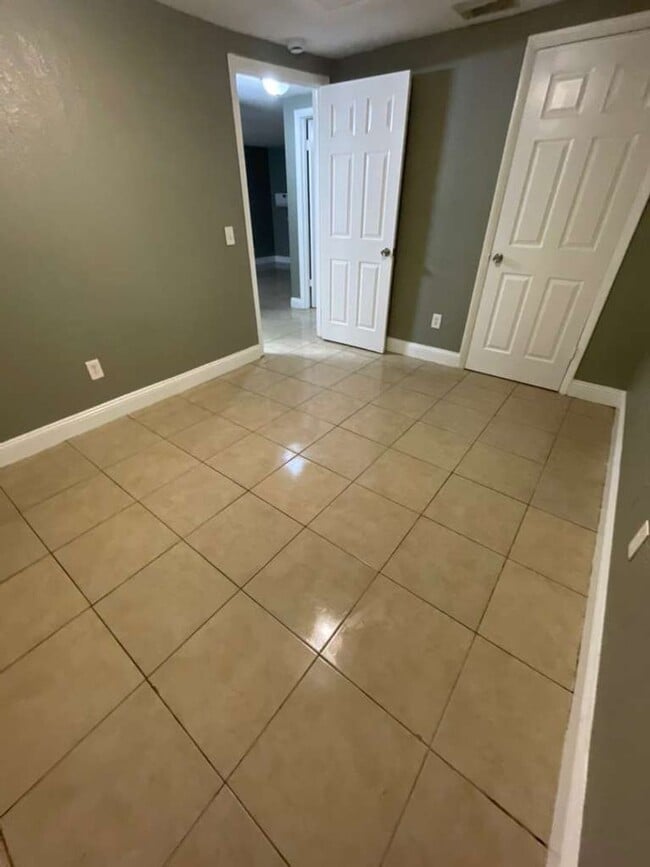 Building Photo - Palm River 2/1 Duplex- Move-In Ready! Apply FOR FREE today!