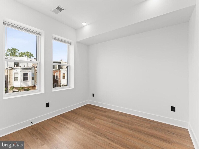 Building Photo - 4927 Catharine St