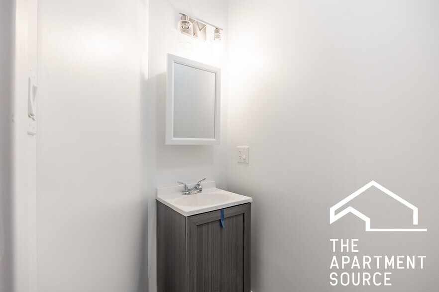 Building Photo - 1014 N Hamlin Ave