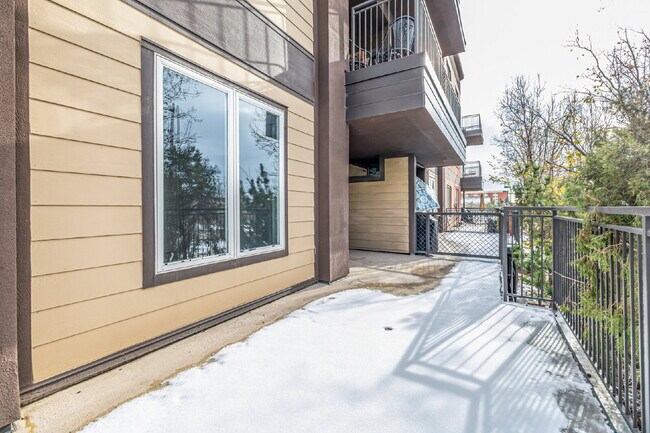 Building Photo - A Great modern 2 Bed / One bath for rent