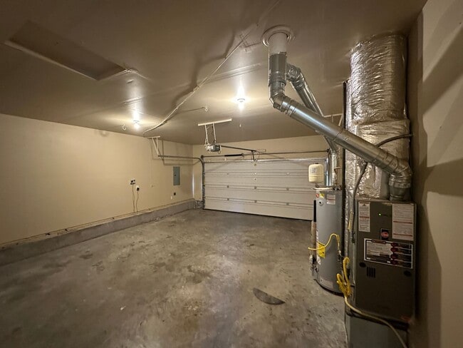 Building Photo - MOVE IN SPECIAL!  Remodeled 3 Bedroom / 2.5 Bathroom Home Southwest Redmond