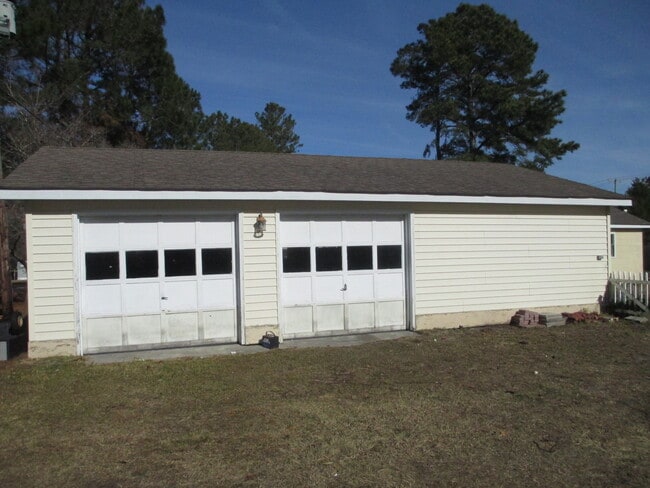 Building Photo - 3 Bedroom, 2 Bath home on a large lot with...