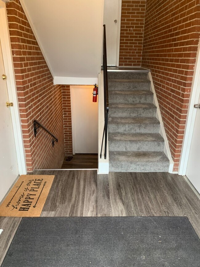 Building Photo - 2613 Chesterfield Ct