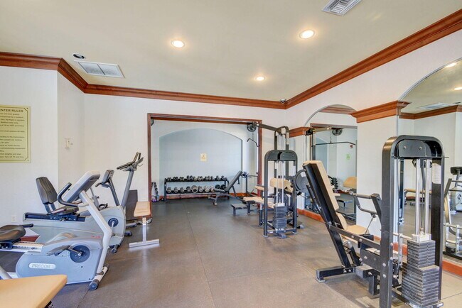 Building Photo - 1100 Crestwood Ct S