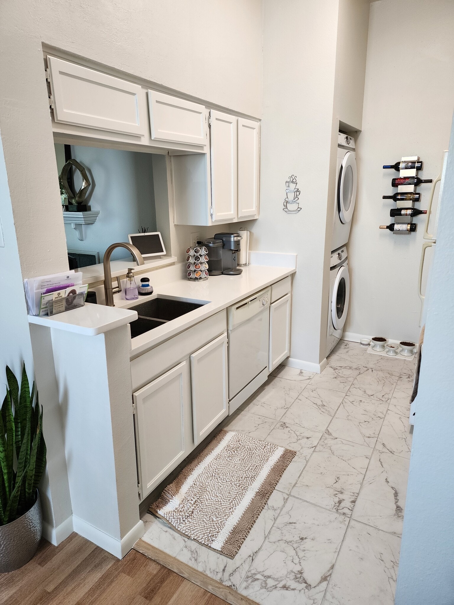Example of furnished uni - 3701 Cedarplaza Ln