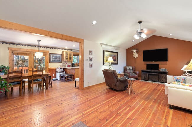Building Photo - 404 Snake River Dr