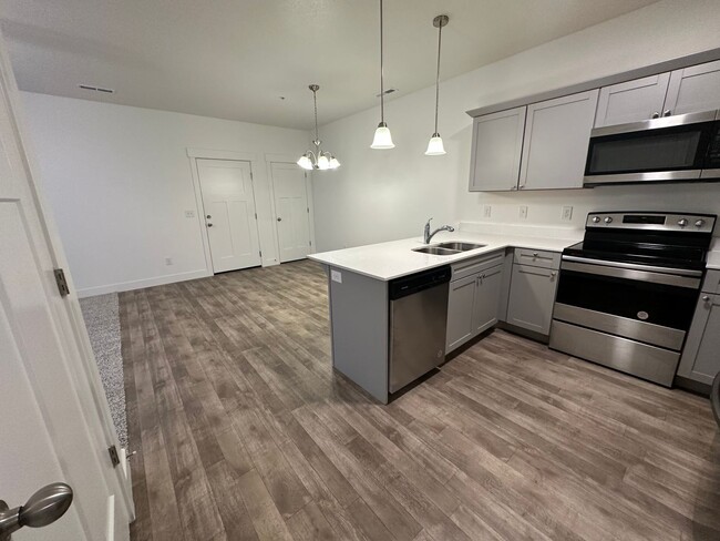 Building Photo - Like New 3 Bd 2 Ba Condo With Garage