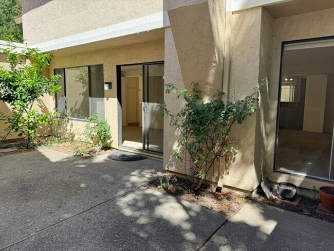 Building Photo - 2 story townhome with attached garage & no shared walls! Move in ready!