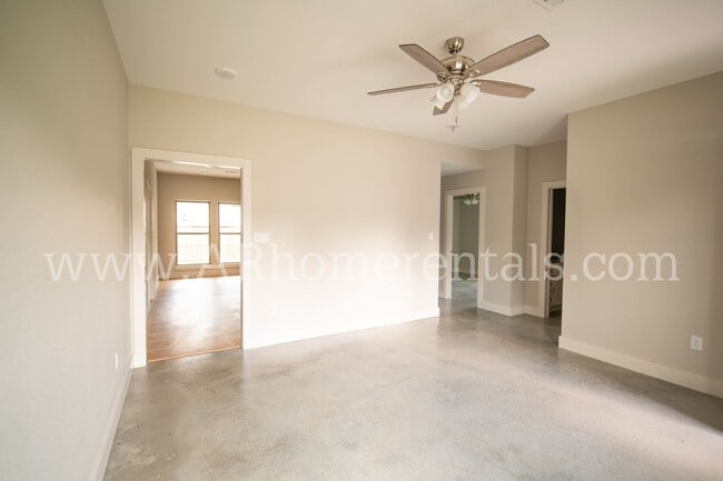 Building Photo - 11 John Ross Dr