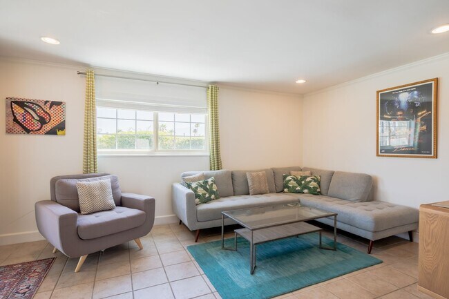 Building Photo - Family-Friendly Oasis in North Palm Springs