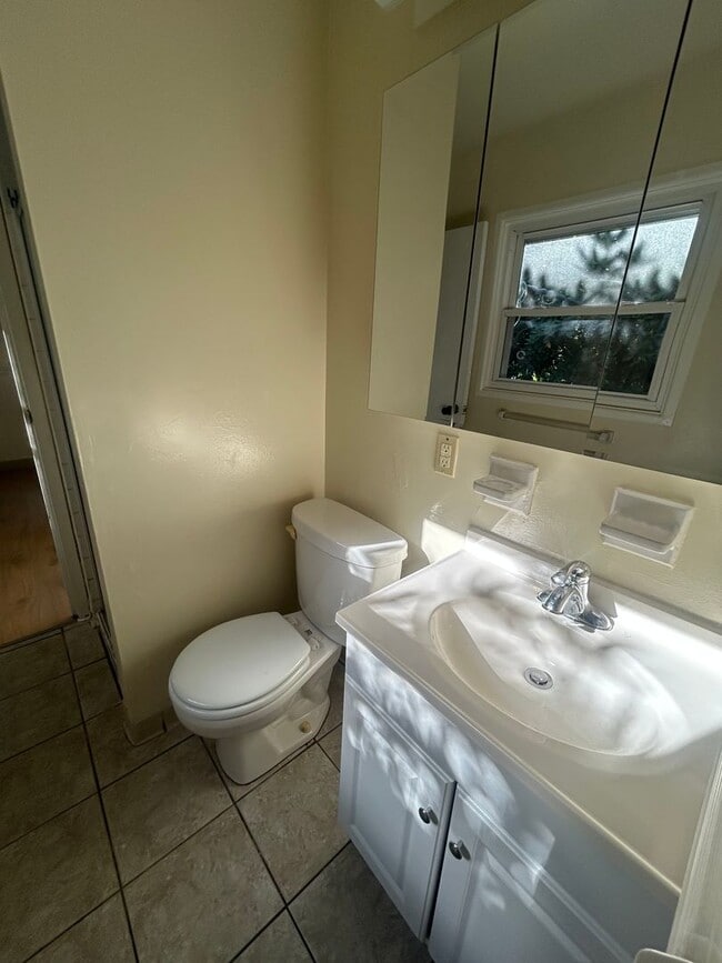 Building Photo - 3 bedroom, 2 bath Ranch House