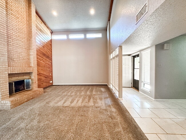 Building Photo - Updated 2-Story Duplex!