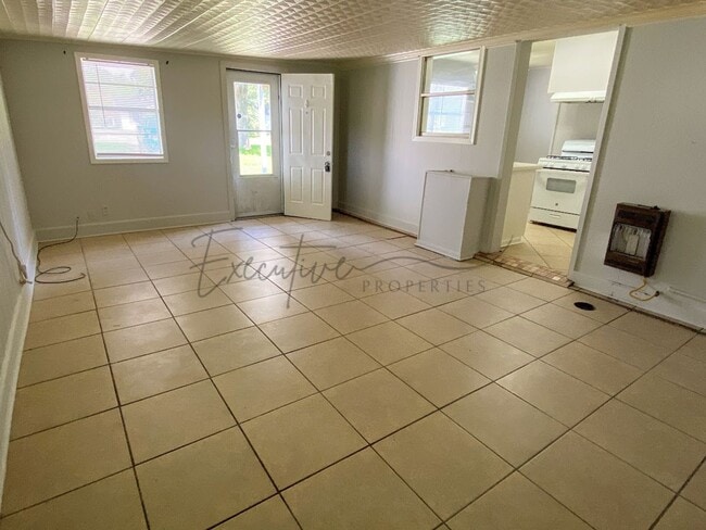 Building Photo - Affordable 2-Bedroom Home in Central Lake ...