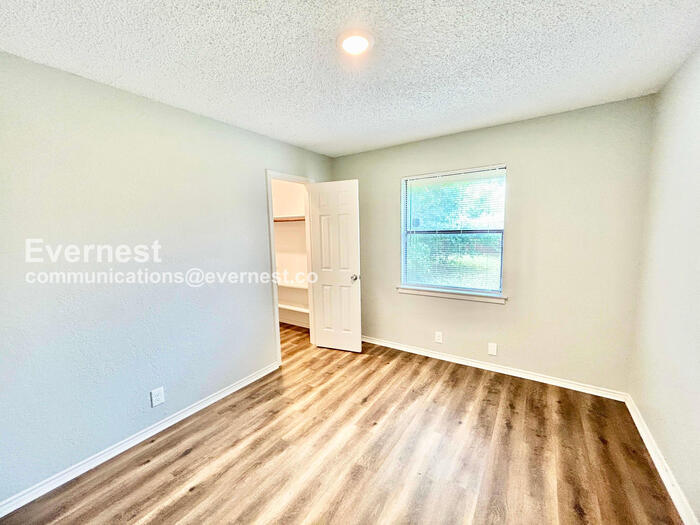Building Photo - 7316 Glen Haven Dr