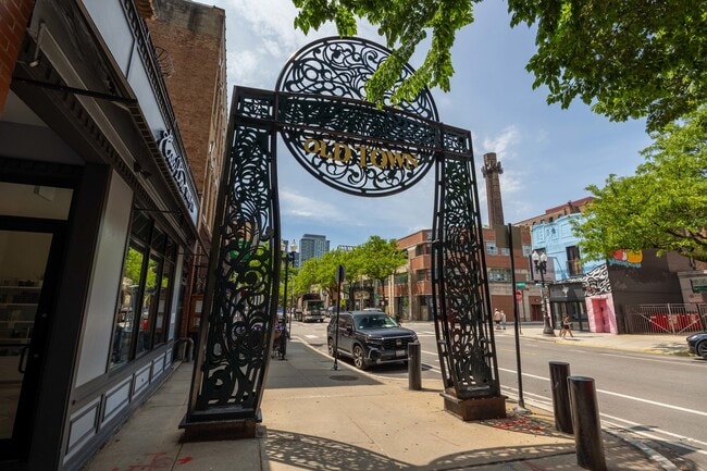 Building Photo - 1140 N La Salle Dr