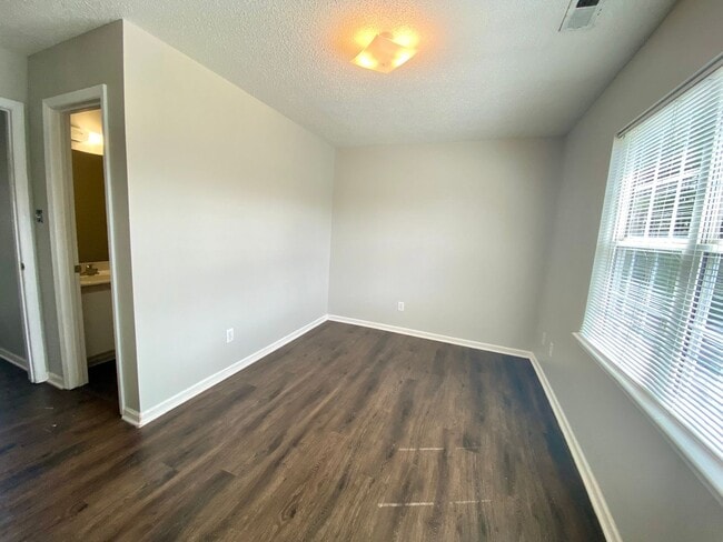 Building Photo - Well Maintained 2 Bedroom Townhome!