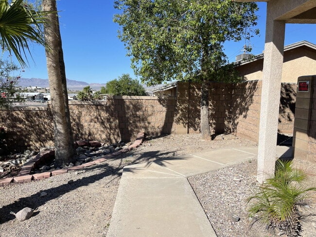 Building Photo - Downstairs 2 bed 1 bath with yard near Silver Creek, $975