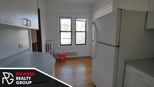 Building Photo - 812 W Waveland Ave