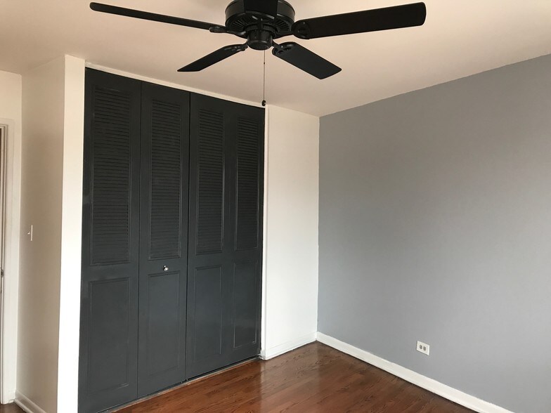 Walkin closet -bedroom - 7120 N Sheridan Rd