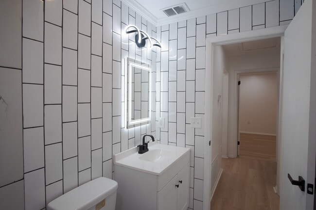 Building Photo - 106 Woodhouse Ln