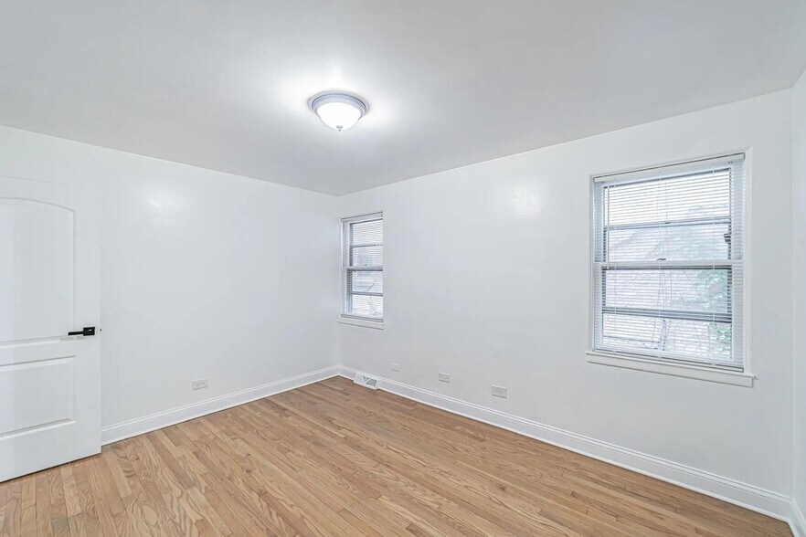 Building Photo - 7530 N Oakley Ave