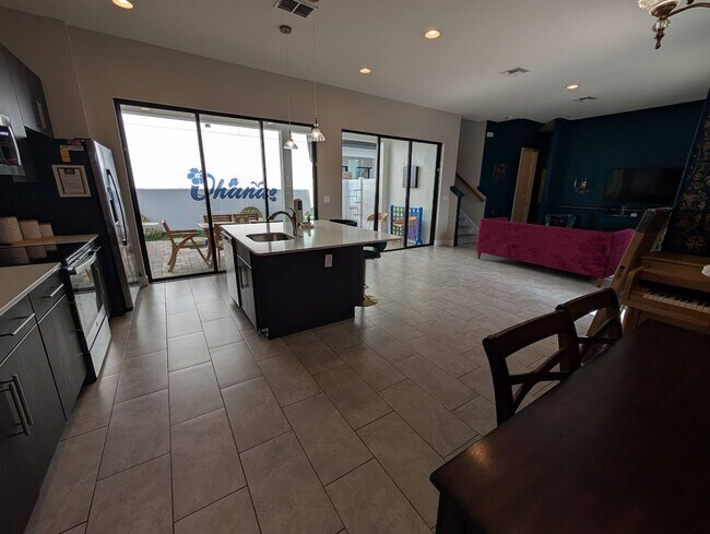 Building Photo - Beautiful Executive 4 Bed 3 Bath Home in Davenport!