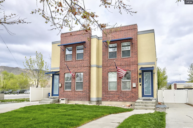 Beautiful town home located right off the 600 North exit on I-15 close to downtown Salt Lake City. - 584 N 8th W