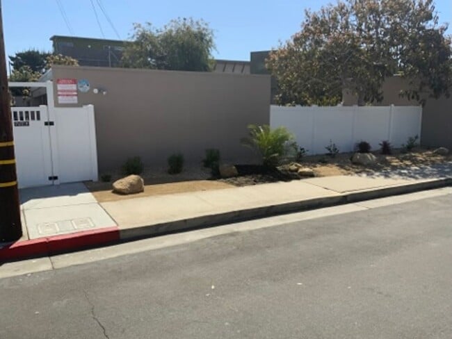 Building Photo - Stunning 1 Bedroom