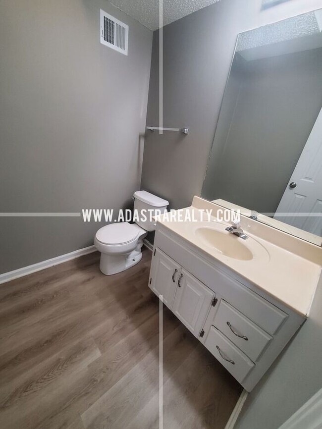 Building Photo - Spacious Duplex in the Heart of Olathe-Ava...