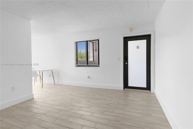 Building Photo - 810 Salzedo St