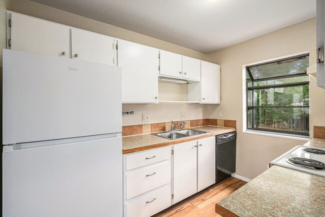 Building Photo - 906 Mansfield Dr