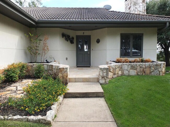 Building Photo - 1713 Clubhouse Hill Dr
