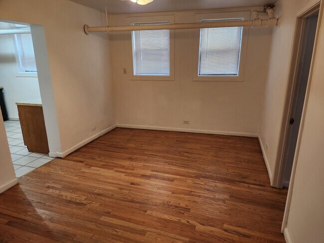 Building Photo - 662 W Oakdale Ave