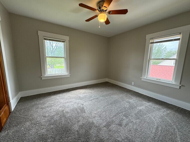 Building Photo - Newly updated 3 bd single fam house ( NO VOUCHERS)