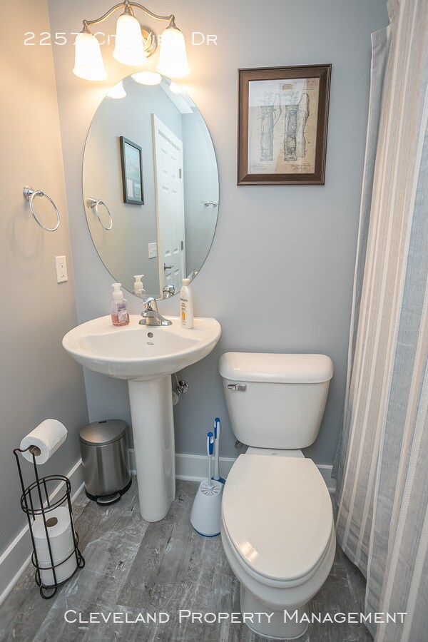 Building Photo - Stylish Tremont Townhome!