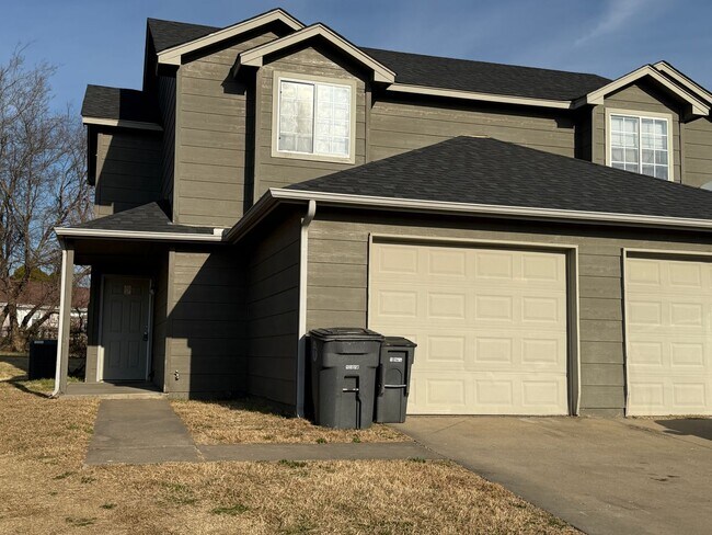 Building Photo - 3 bedroom Two Story Duplex!