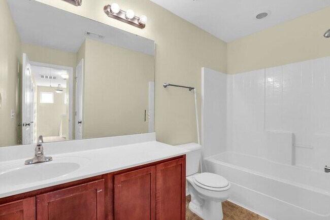 Building Photo - 3 Bedroom 3 Bathroom in Hinesville