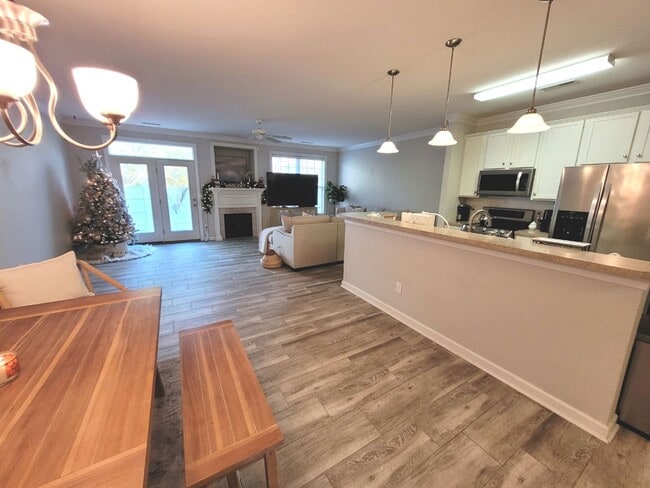 Building Photo - Gorgeous Townhome-Style Condo in Virginia Beach!