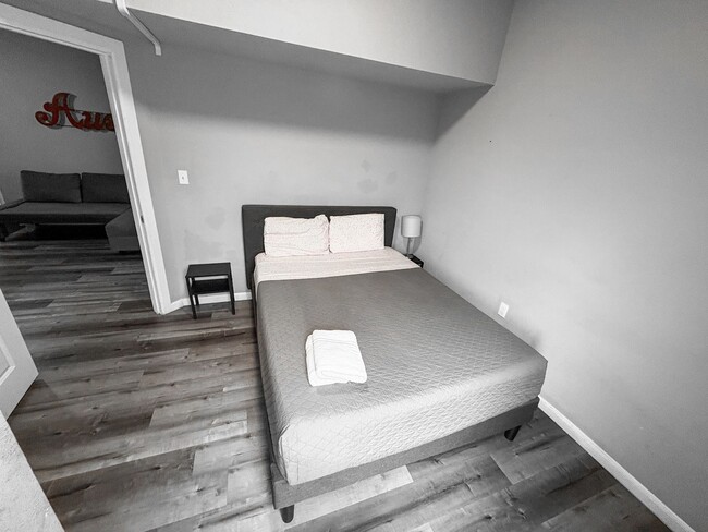 Building Photo - 4 Bed / 2 Bath in West Campus – Bring Your...