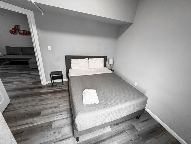 Building Photo - 4 Bed / 2 Bath in West Campus – Bring Your Roommates