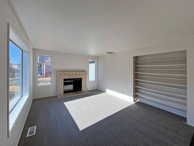 Building Photo - 1507 63rd Ave NE