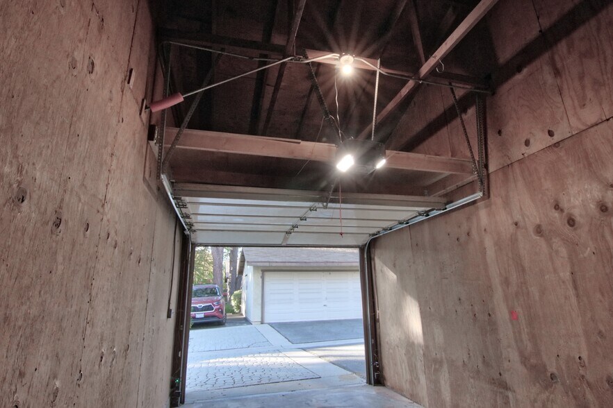 Building Photo - 1050 Seco St