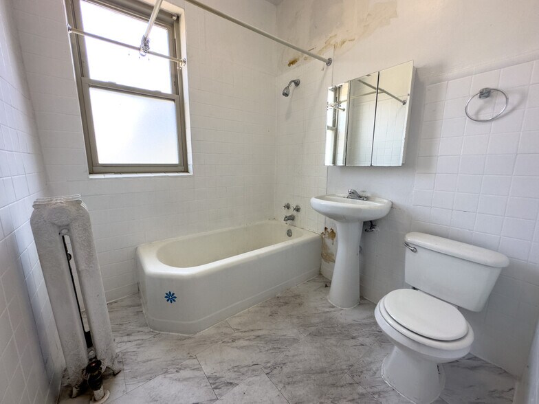 Building Photo - 1222 W Rosemont Ave